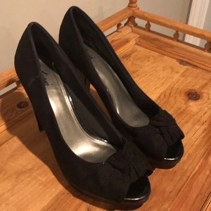 Fioni black peep-toe heels